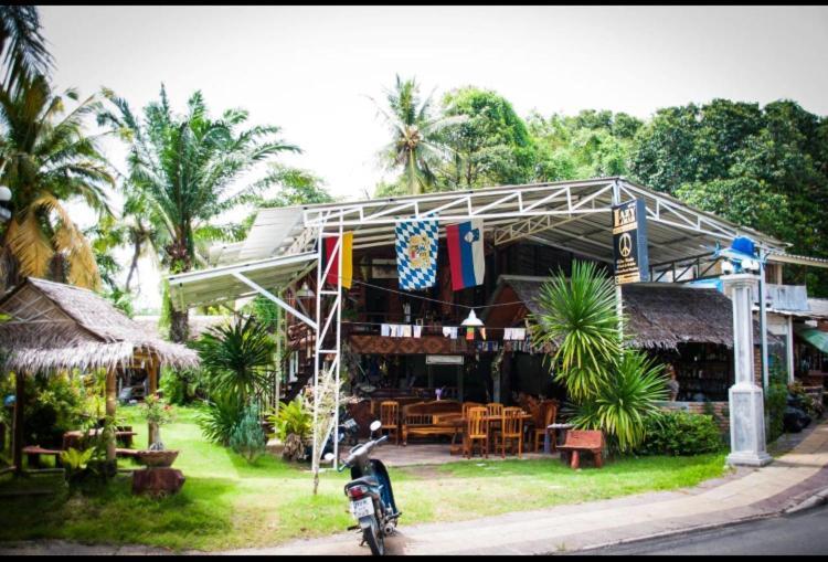 The Lazy Bar And Guesthouse Krabi town Exterior foto